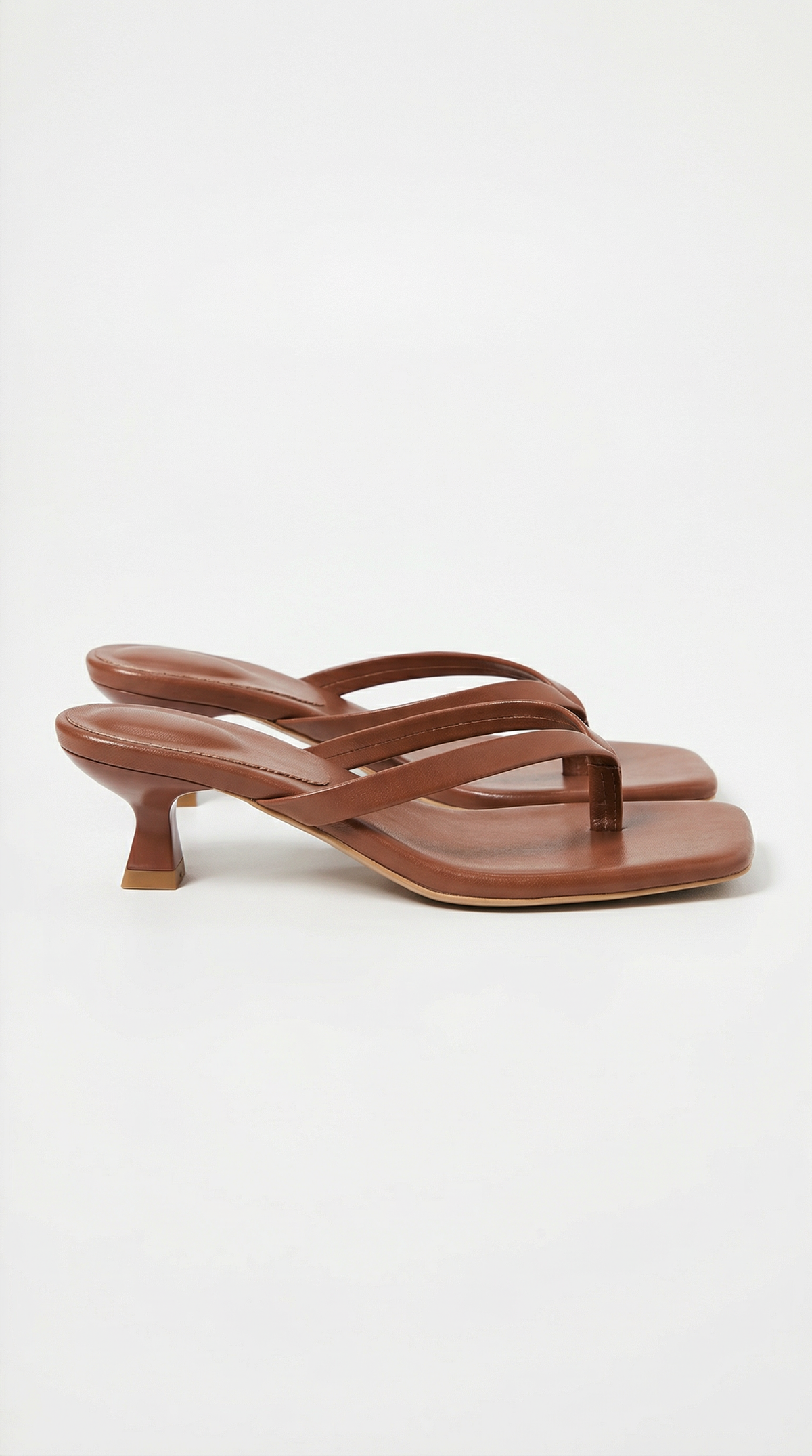Sandalias Jessica con Tacón Kitten y Diseño de Zehentrenner